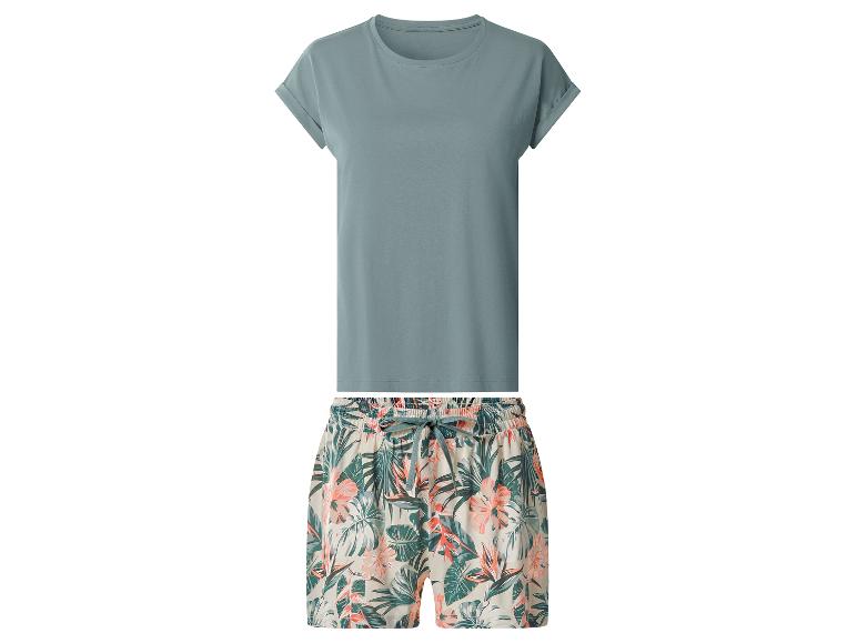 T-shirt vert et short à motifs tropicaux.
