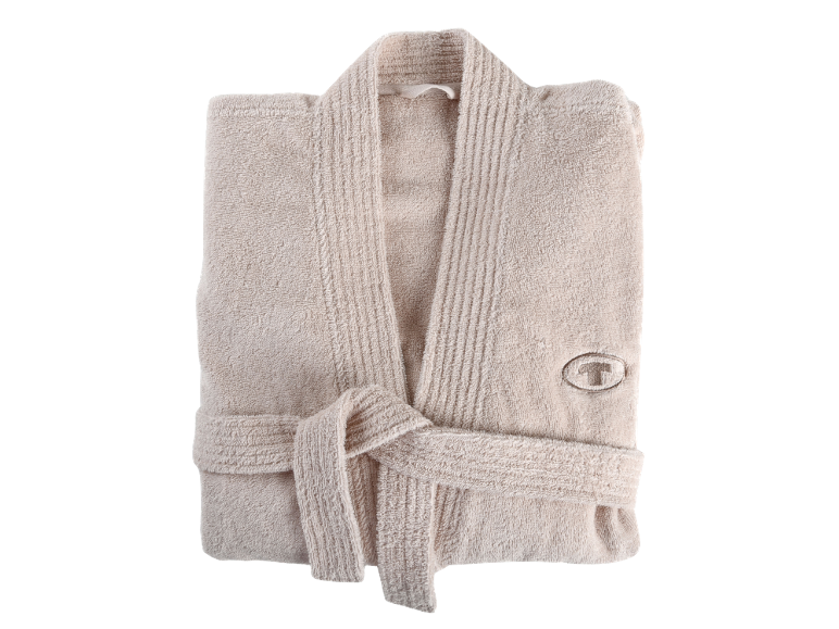 Peignoir de bain beige plié avec une ceinture nouée et un logo brodé.