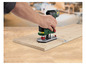 Un homme utilise une défonceuse Bosch pour travailler le bois.