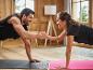 Un homme et une femme font de l'exercice ensemble sur des tapis de yoga.