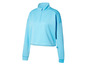 Un sweat-shirt bleu clair pour femme avec une fermeture éclair à mi-chemin.