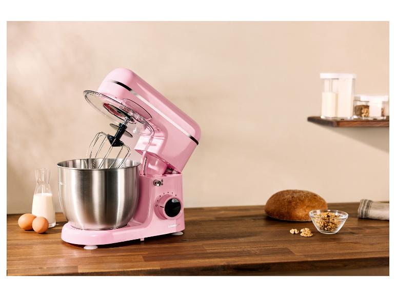 Robot pâtissier rose SilverCrest avec bol et fouets.