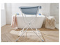 Une baignoire bleue pour bébé dans une salle de bain avec un sol en bois.