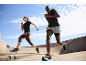 Deux personnes courent en extérieur en tenue de sport noire, incluant t-shirts, shorts et leggings.