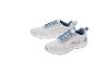 Une paire de baskets blanches avec des détails bleus et des lacets bleus.