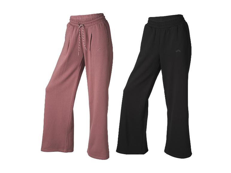 Deux pantalons de survêtement larges, un rose poudré et un noir.