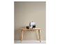 Table console en bois avec une plante, des vases décoratifs et un tableau encadré.