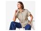 Chemise en lin beige et jeans : vêtements décontractés élégants.