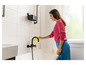 Une femme nettoie une baignoire avec un chiffon en microfibre Karcher.