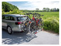 Une voiture avec un porte-vélos pour quatre vélos.