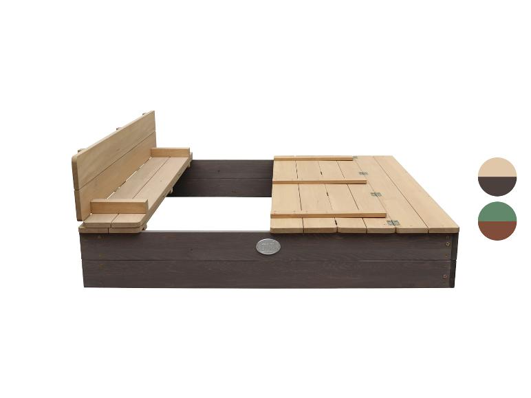 Bac à sable en bois avec banc et couvercle, dans des tons marron et beige.
