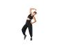Femme en vêtements de sport noirs : haut, pantalon ample et baskets.