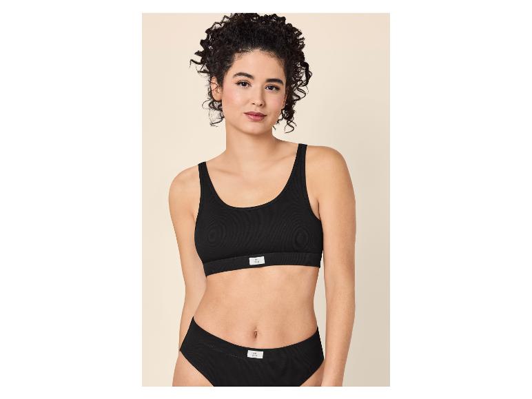 Femme en ensemble bralette et culotte en coton côtelé noir