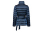 Une veste matelassée bleu foncé avec une ceinture.