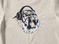 Un t-shirt beige avec un imprimé de tigre avec un casque audio.