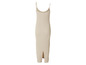 Robe d'été beige à bretelles fines.