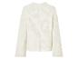 Un pull blanc en maille à manches longues.