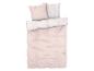 Une housse de couette rose avec un motif géométrique blanc.