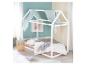 Lit blanc en forme de maison avec un baldaquin bleu clair, des oreillers et une couverture dans une chambre d'enfant.