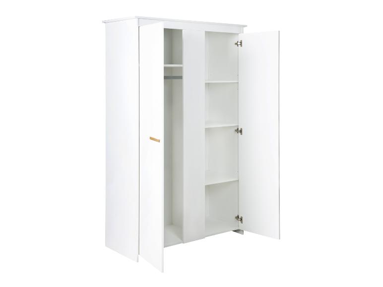 Armoire blanche avec deux portes ouvertes, étagères et tringle à vêtements.