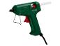 Pistolet à colle chaude Parkside vert et rouge avec un bâton de colle blanc.