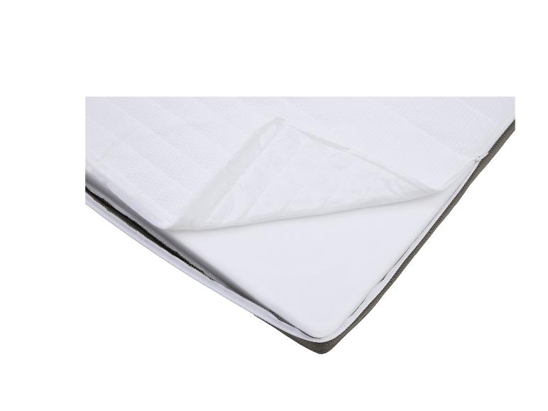 Housse de matelas ouverte avec couche matelassée et en mousse visible.