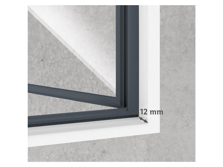 Détail d'un cadre de fenêtre gris foncé avec une finition blanche, avec une mesure de 12 mm.