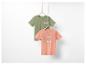 Deux t-shirts avec un motif de papillon, un vert et un orange.