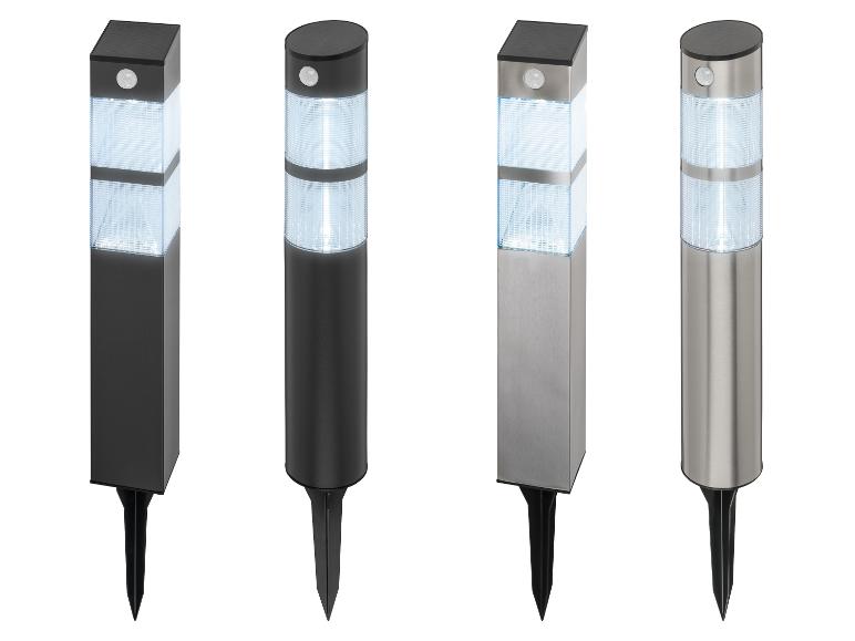 Quatre lampes solaires noires et en acier inoxydable, deux carrées et deux rondes, avec piquet.