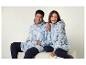 Un homme et une femme portant des sweat-shirts à capuche en polaire bleu.