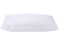 Oreiller blanc avec motif matelassé en losanges.