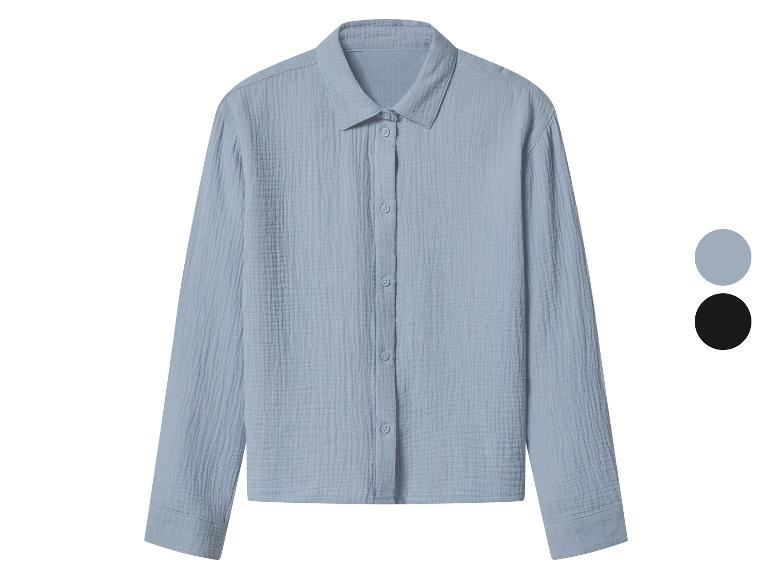 Chemise femme bleue froissée à manches longues et boutons.