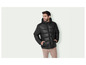 Un homme porte une veste d'hiver noire à capuche.