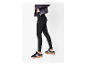 Femme portant un legging noir et des baskets.