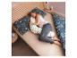 Femme enceinte dormant avec un oreiller en forme de U.