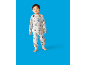 Garçon en pyjama chaud avec motif d'hiver sur fond bleu