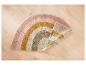 Un tapis rose, jaune et beige en forme d'arc-en-ciel