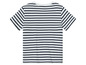 Un t-shirt blanc à rayures bleues