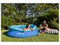 Couple se relaxant près d'une piscine gonflable dans le jardin.