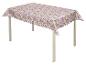 Nappe à fleurs sur une table blanche.