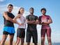 Quatre personnes en vêtements de sport, y compris des vêtements de cyclisme.