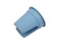 Gobelet en plastique bleu clair avec base empilable, incliné sur fond blanc.