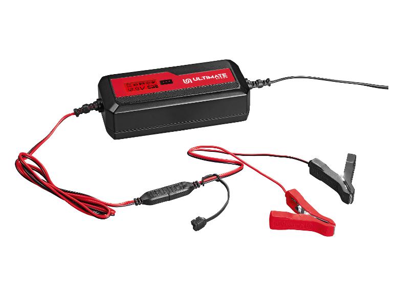 Un chargeur de batterie Ultimate Speed ​​avec des pinces crocodiles rouges.