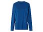 Un t-shirt bleu à manches longues.
