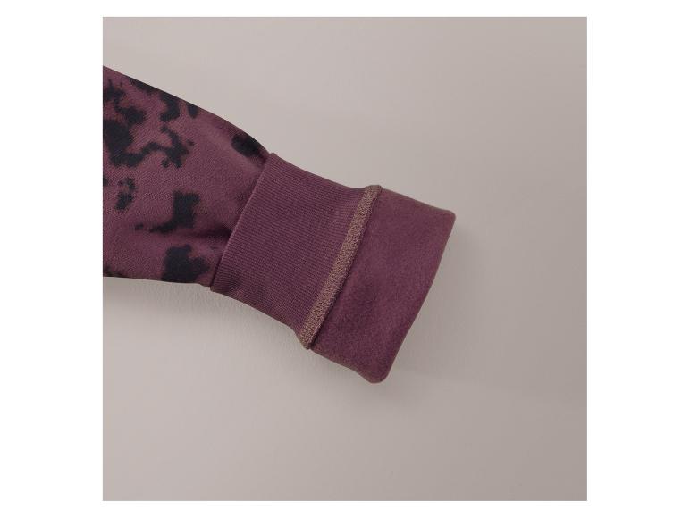 Manche d'un sweat-shirt à imprimé tie-dye bordeaux.