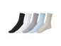 Des chaussettes noires, blanches, grises et bleues avec des côtes.