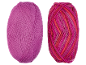 Deux pelotes de fil, une magenta unie et une panachée dans des tons de rose et d'orange.