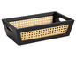 Un panier de rangement noir avec un intérieur en rotin tressé.