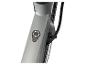 Gros plan sur le bouton d'alimentation d'un vélo électrique gris.