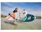 Deux personnes transportent des planches de paddle gonflables Crivit.
